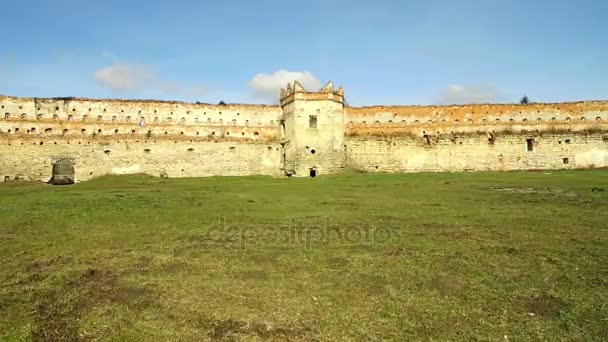 4K Повітряні руїни старого замку в сонячний день — стокове відео