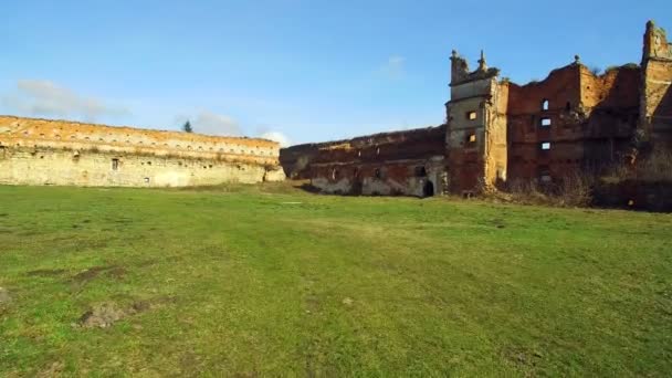 4k luchtfoto ruïnes van het oude kasteel op een zonnige dag — Stockvideo