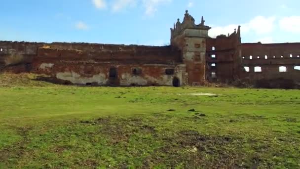 Ruinas aéreas 4K del viejo castillo en un día soleado — Vídeo de stock