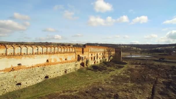 Ruinas aéreas 4K del viejo castillo en un día soleado — Vídeos de Stock