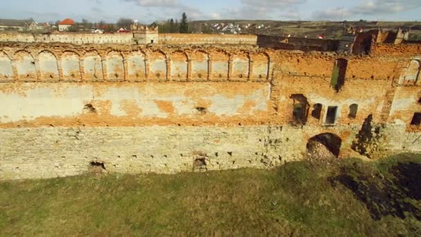 4k antenowe ruiny starego zamku w słoneczny dzień — Wideo stockowe