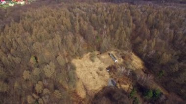 Bir dron 4 ile ormanda hava askeri sığınak