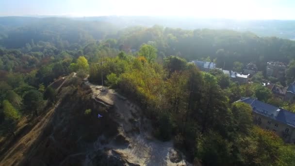 W górnej części góry Christian krzyż. Ukraina, Lwów. — Wideo stockowe