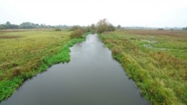 Küçük bir nehir üzerinde uçuş