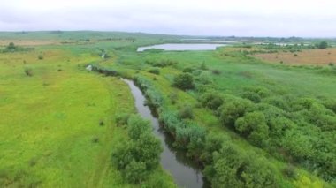 Küçük bir nehir üzerinde uçuş