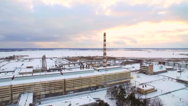 Endüstriyel fabrika. Havadan görünümü kış gün batımında. — Stok video
