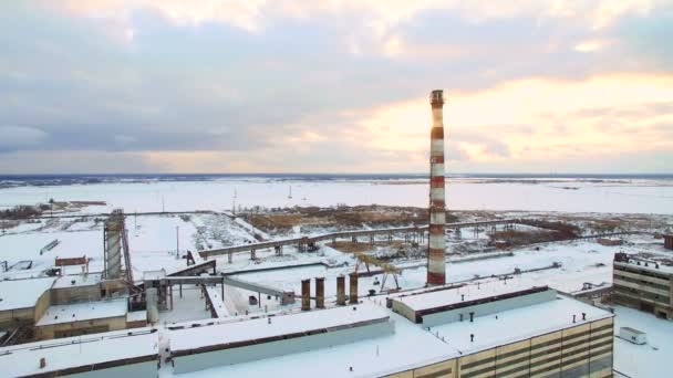 Průmyslové výroby. Zimní pohled na západ slunce. — Stock video