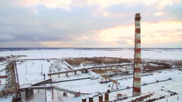 Fabryki. Zimowy widok z lotu ptaka na zachód słońca. — Wideo stockowe