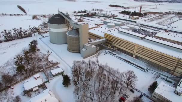 Промышленная фабрика. Вид с воздуха зима на закате . — стоковое видео