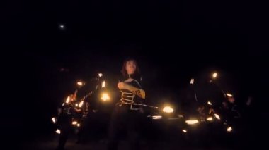 Yangın gece inanılmaz göster. Kurtlarla dans gece yangın.