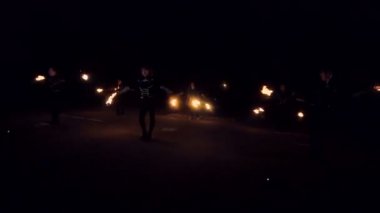Yangın gece inanılmaz göster. Kurtlarla dans gece yangın.