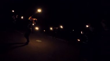 Yangın gece inanılmaz göster. Kurtlarla dans gece yangın.