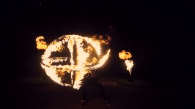 Bir ateş topu elinde adamın. Büyük ateş gösterisi