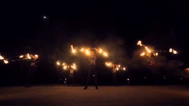 Spettacolo di fuoco fantastico di notte. Balli con il fuoco nella notte . — Video Stock