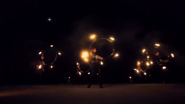 Espectáculo de fuego increíble por la noche. Baila con fuego en la noche . — Vídeos de Stock