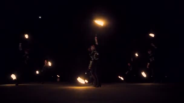 Spectacle de feu incroyable la nuit. Danses avec feu dans la nuit . — Video