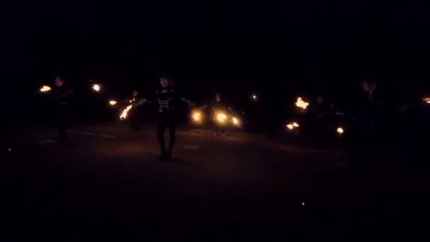 Feuershow in der Nacht erstaunlich. tanzt mit Feuer in der Nacht. — Stockvideo