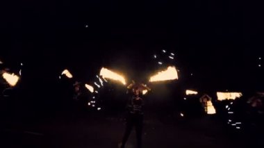 Kızlar havai fişek köpüklü ve dans yangın spin. Ateş gösterisi performansını