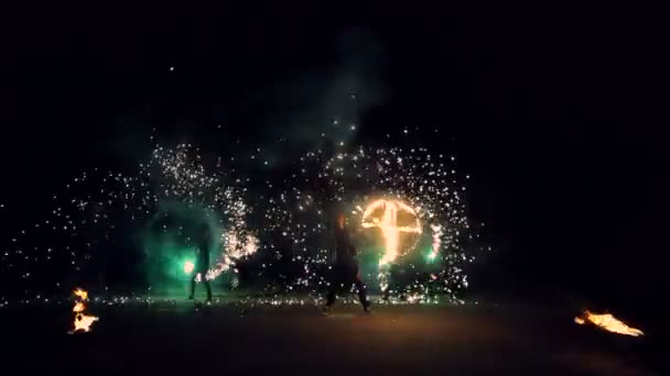 The man turns in his hands a ball of fire. Great fire show — Stock Video