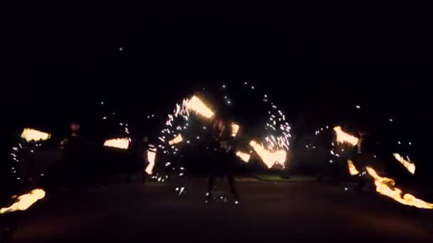 Meninas girar fogo fogos de artifício cintilantes e dança. Desempenho do show de fogo — Vídeo de Stock