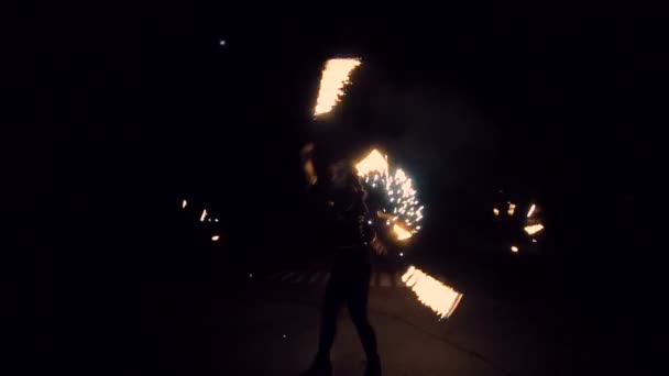 Дівчата обертають вогонь блискучими феєрверками і танцями. Пожежна вистава — стокове відео