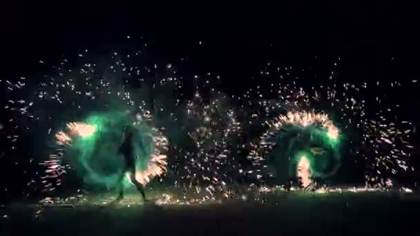 L'homme tourne dans ses mains une boule de feu. Grand spectacle de feu — Video