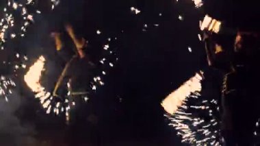 Kızlar havai fişek köpüklü ve dans yangın spin. Ateş gösterisi performansını