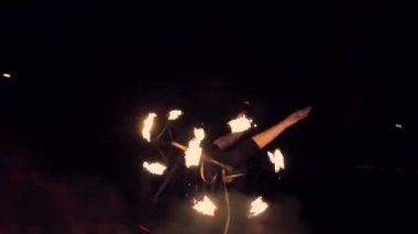 Sopa adam ateşle juggles. Gösteri yangın. Ağır çekim.