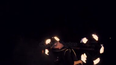 Sopa adam ateşle juggles. Gösteri yangın. Ağır çekim.