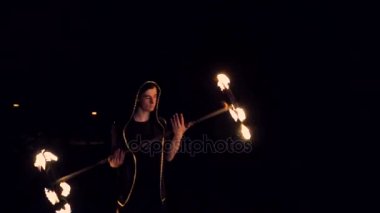 Sopa adam ateşle juggles. Gösteri yangın. Ağır çekim.