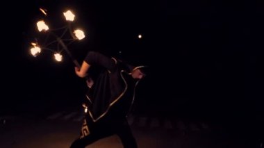 Sopa adam ateşle juggles. Gösteri yangın. Ağır çekim.