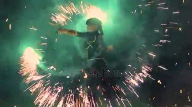 Ağır çekim. Bir ateş topu elinde adamın. Büyük ateş gösterisi