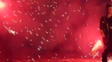 Ağır çekim. Bir ateş topu elinde adamın. Büyük ateş gösterisi