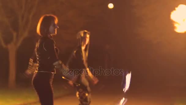 Spectacle de feu incroyable la nuit. Danses avec feu dans la nuit .