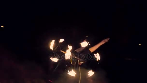 Stick člověk žongluje s ohněm. Ohňová Show. Zpomalený pohyb. — Stock video