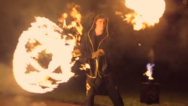 The man turns in his hands a ball of fire. Great fire show. Slow motion. — Stock Video