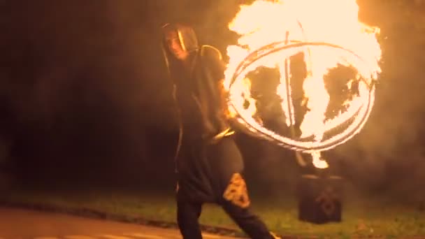 The man turns in his hands a ball of fire. Great fire show. Slow motion. — Stock Video