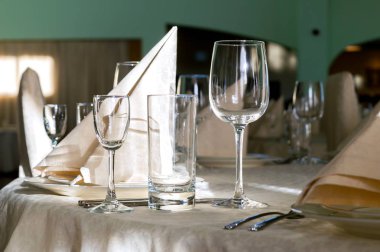 çatal bıçak, peçete ve cam seti partiden önce restoranda servis edildi.