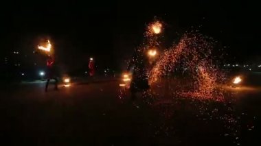 Kızlar kırmızı elbiseler içinde dans ile ateş gösterisi. Muhteşem gece