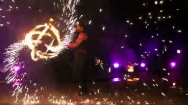 Havai fişekler. Kızlar kırmızı elbiseler içinde dans ile ateş gösterisi. Muhteşem gece