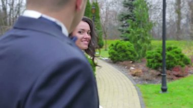 Gelin ve damat Parkta yürümek