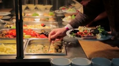 İnsanlar yemek empoze. Yemek Servisi. Salata empoze. Gıda dağıtım tablosu.