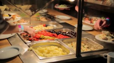 İnsanlar yemek empoze. Yemek Servisi. Salata empoze. Gıda dağıtım tablosu.