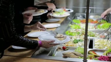 İnsanlar yemek empoze. Yemek Servisi. Salata empoze. Gıda dağıtım tablosu.