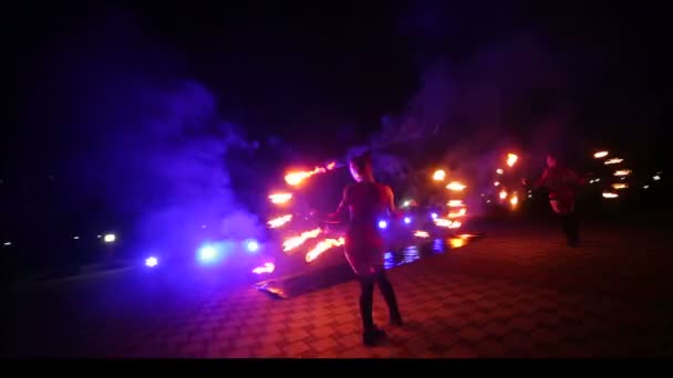 Fire show z tancerki w czerwone sukienki — Wideo stockowe