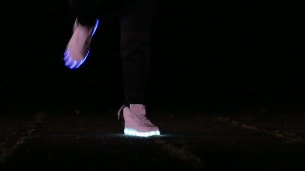 Närbild av fötter att dansa i skor som lyser i natten — Stockvideo