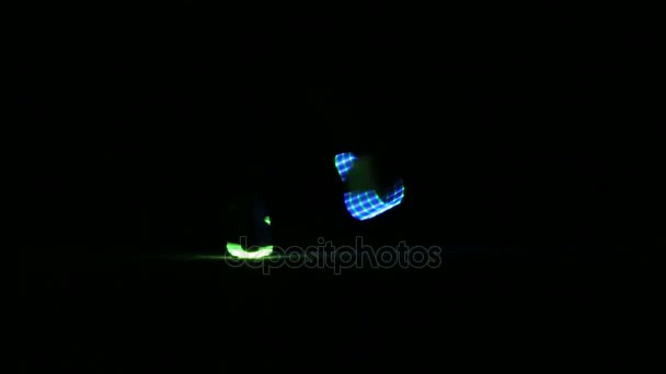 特写镜头，在黑暗中的鞋舞一只脚 — 图库视频影像