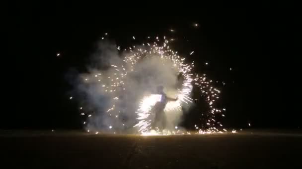 Kızlar kırmızı elbiseler içinde dans ile ateş gösterisi — Stok video