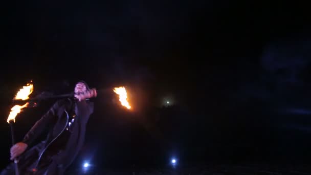 Spectacle de feu avec des filles dansantes en robes rouges — Video