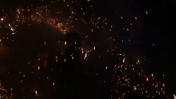 Spectacle de feu avec des filles dansantes en robes rouges — Video